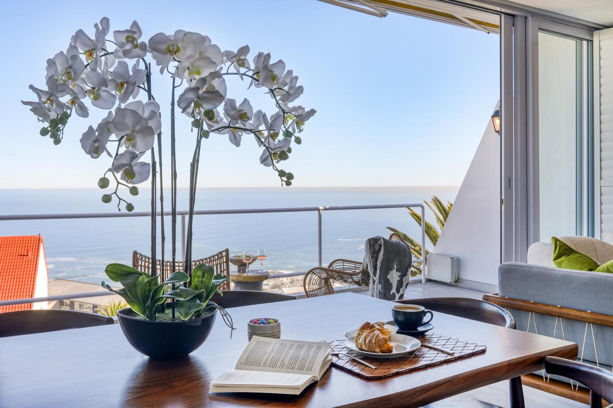 Bella Vista Camps Bay - With Ocean Views Apartment *